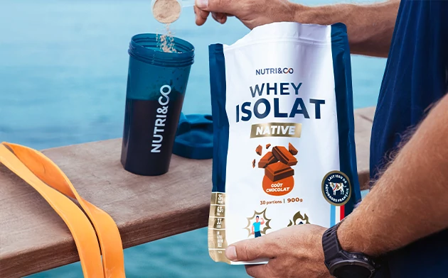 boite de whey isolate native nutri&co dans un shaker