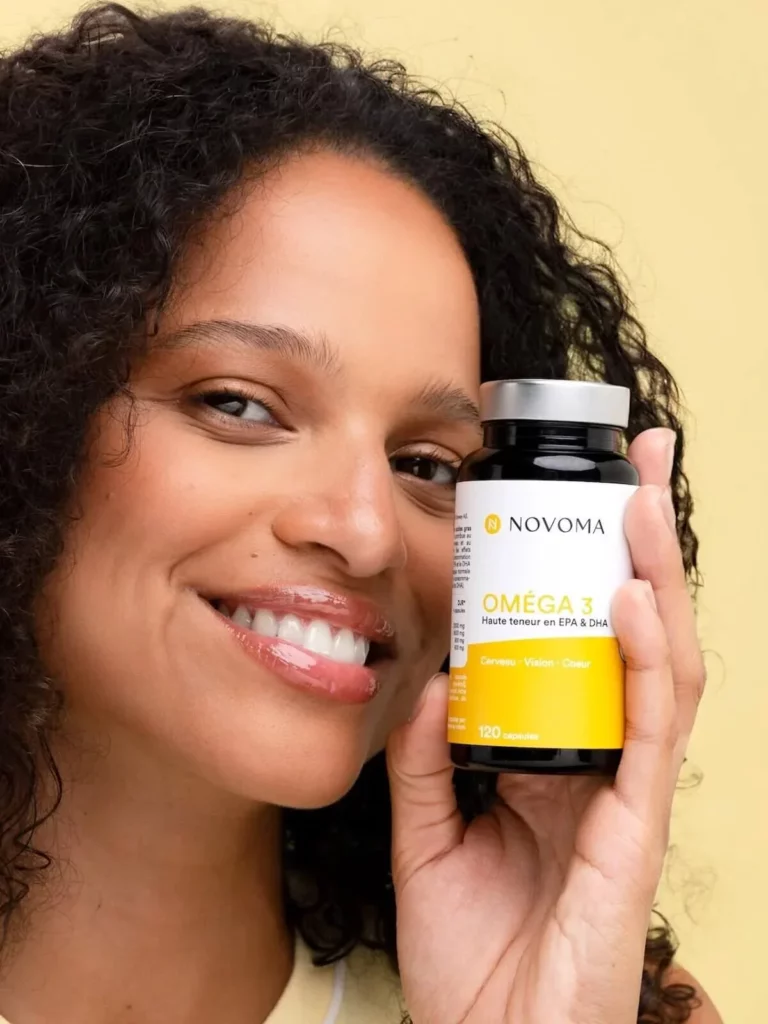 femme-tenant-gelulle de l'oméga-3 epax novoma