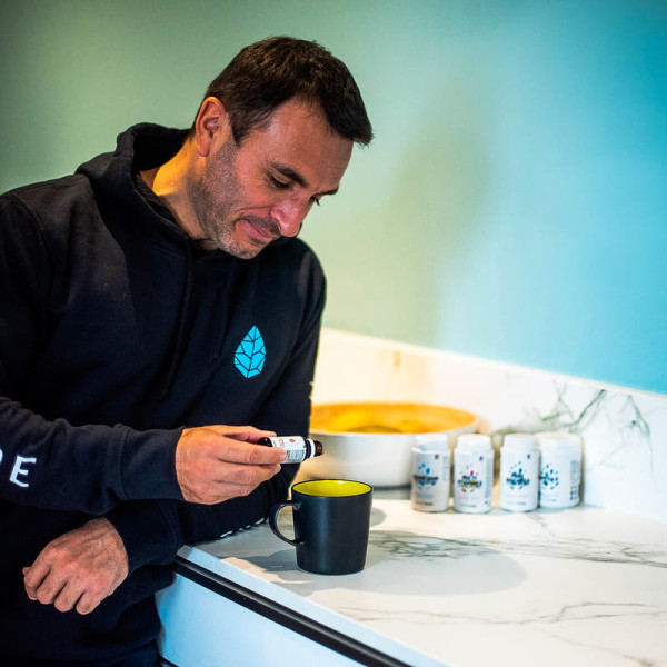 huille de vitamine d3 k2-mk7 nutripure versé dans une tasse