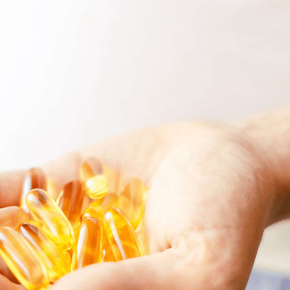 main rempli de gelulle de l'oméga-3 vegan bulk