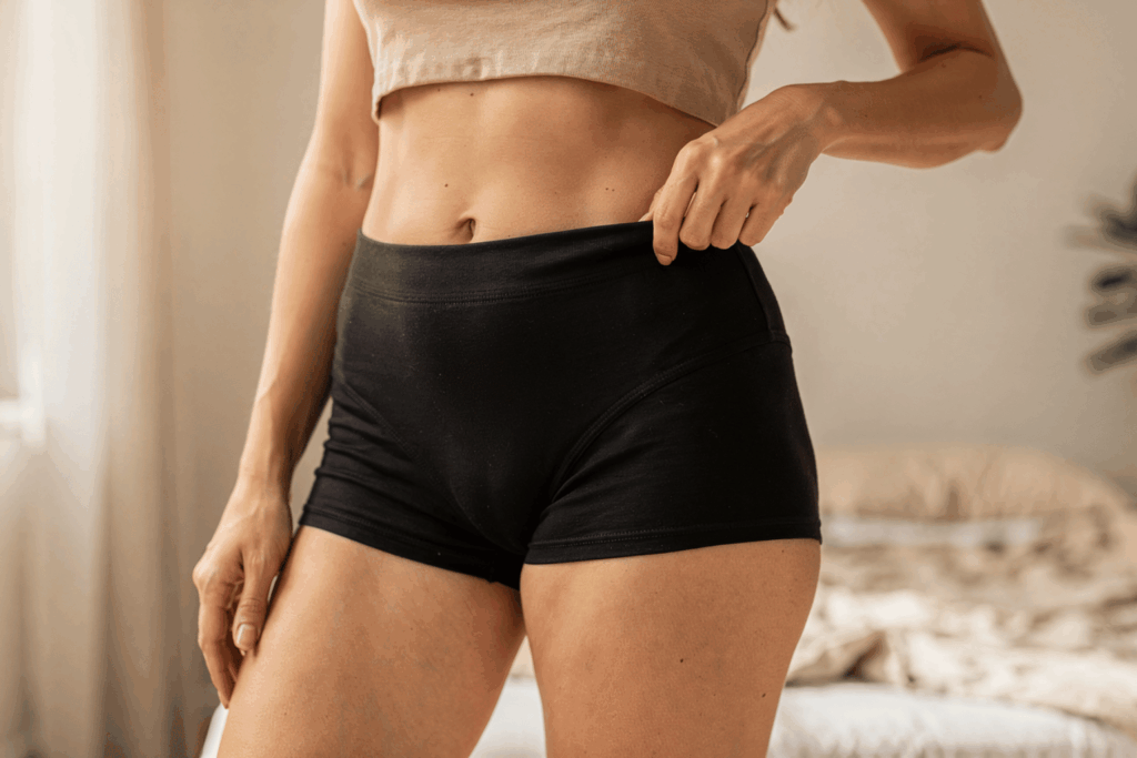 une personne portant sa culotte menstruelle