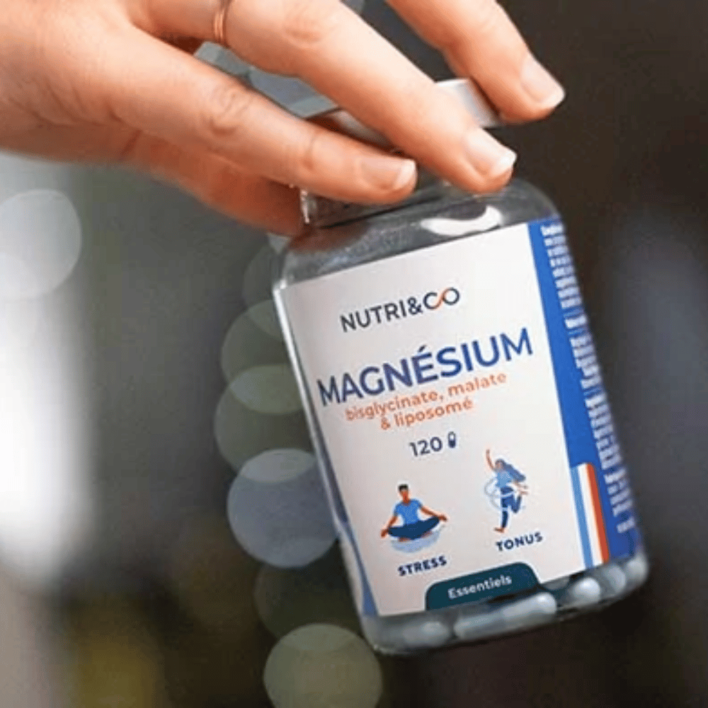 personne tenant du magnésium bisglycinate + B6 nutri&co