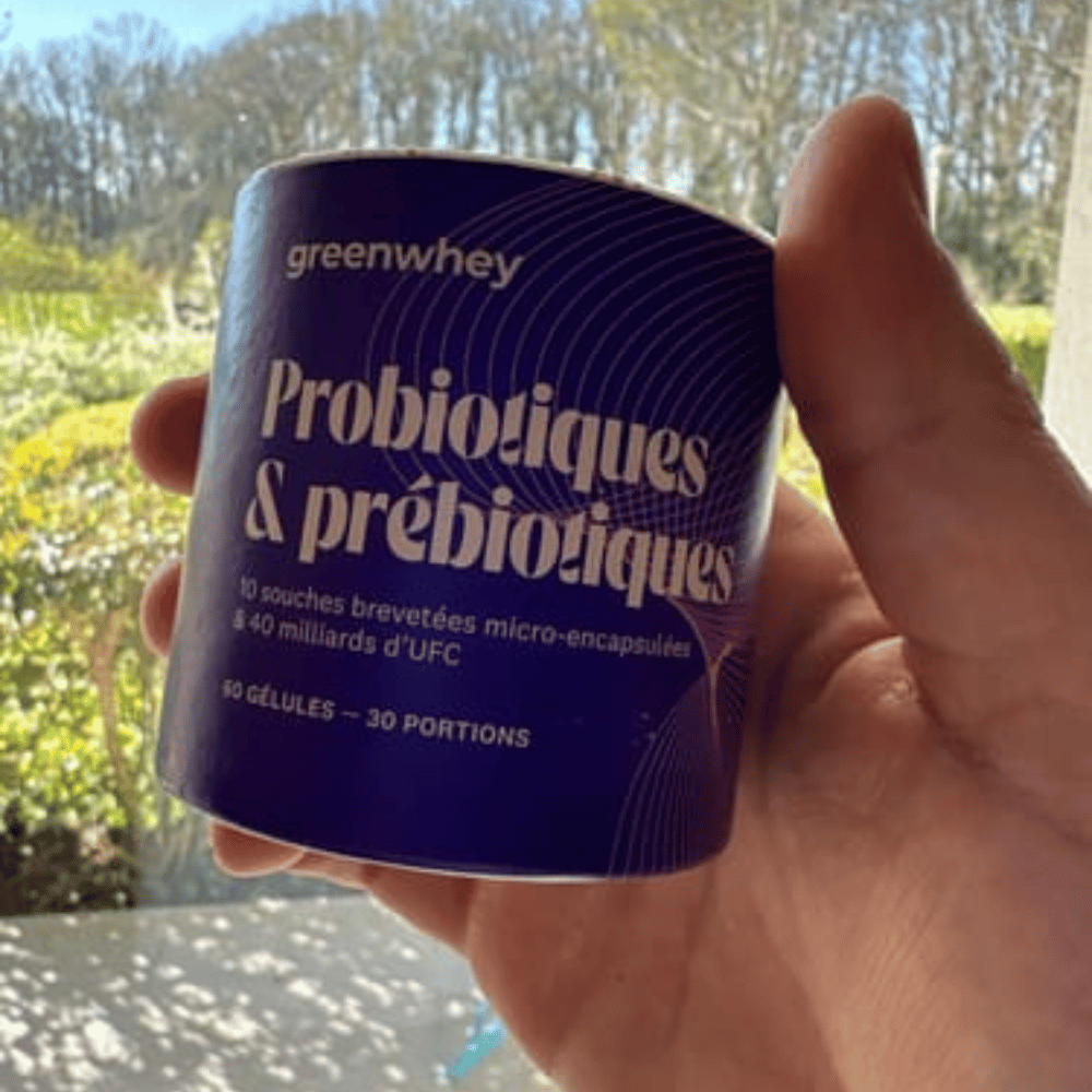 probiotiques &prébiotiques greenwhey tenue par un personne dans la main