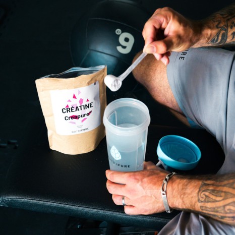 sportif entrain de prendre sa créatine creapure monohydrate nutripure
