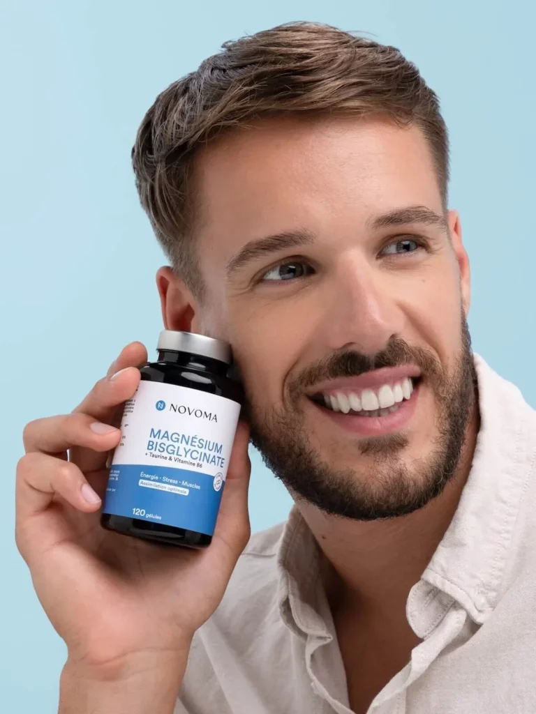 un homme tenant le magnésium bisglycinate + taurine et B6 novoma dans la main