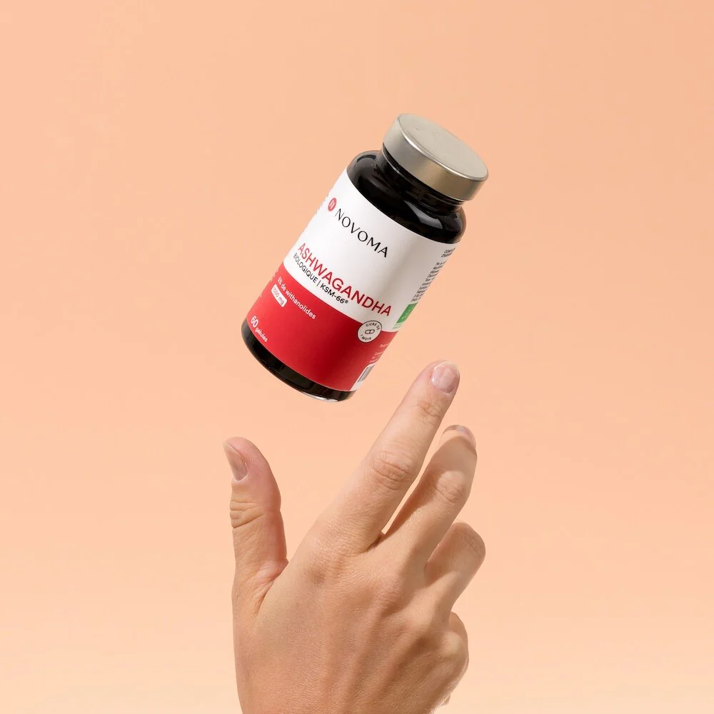 une main tenant de l'ashwagandha bio KSM-66® novoma