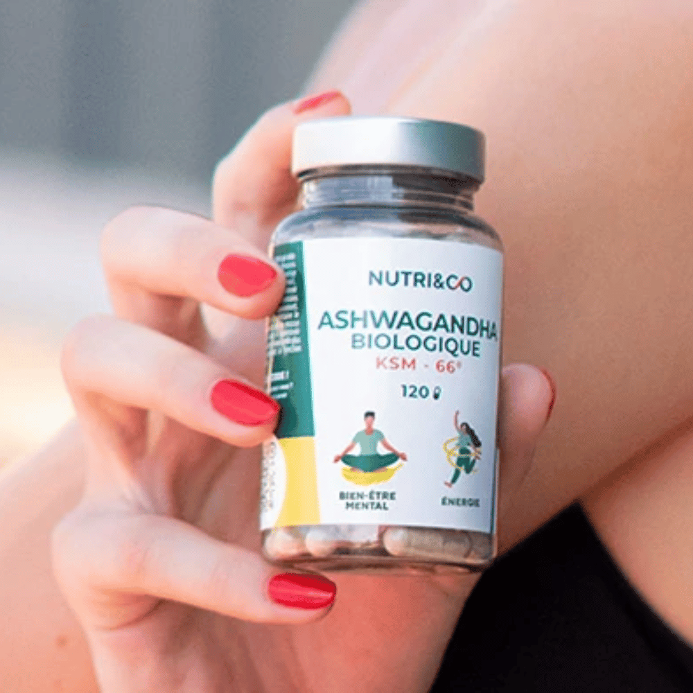 une main tenant l'ashwagandha bio KSM-66® nutri and co
