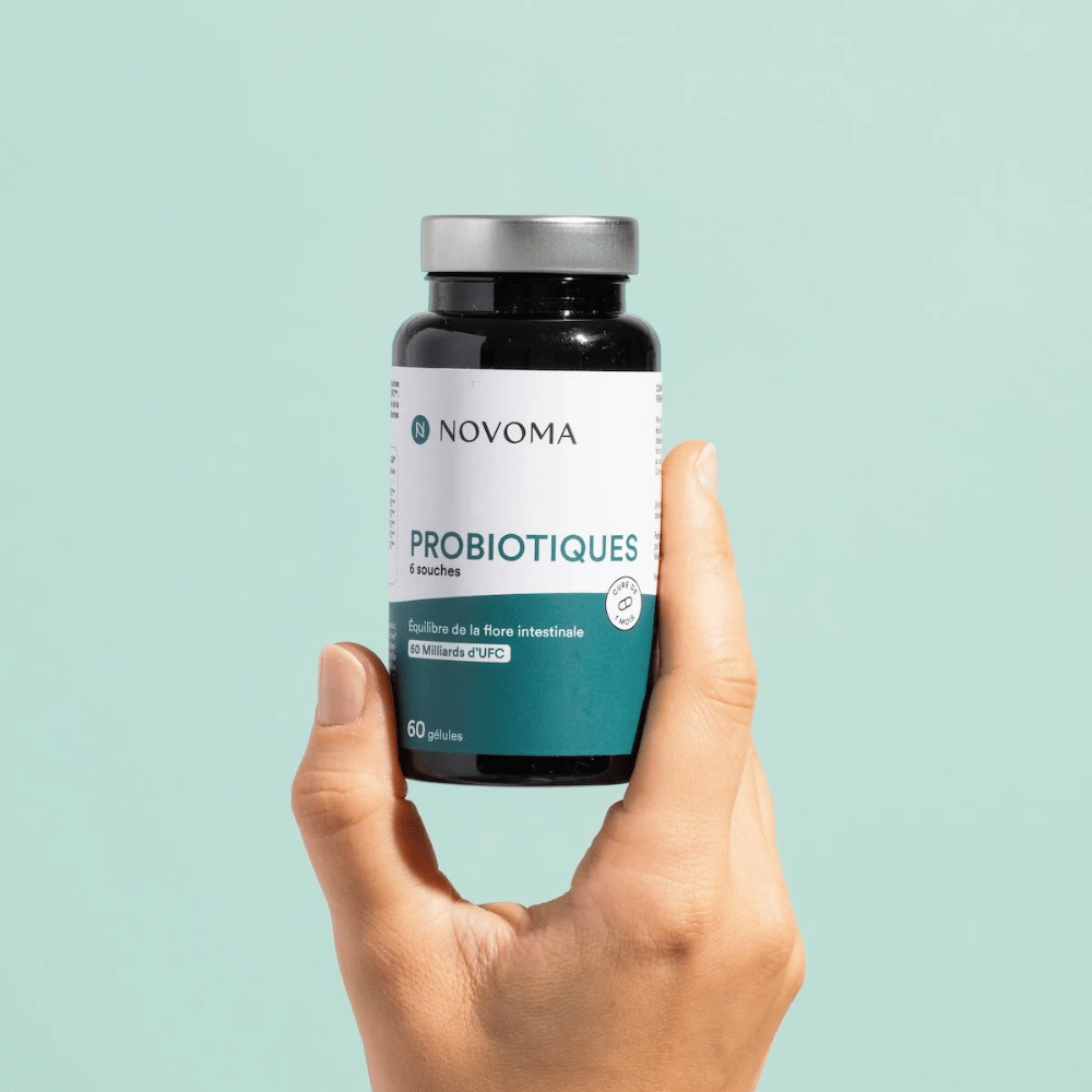 une main tenant novoma probiotique​