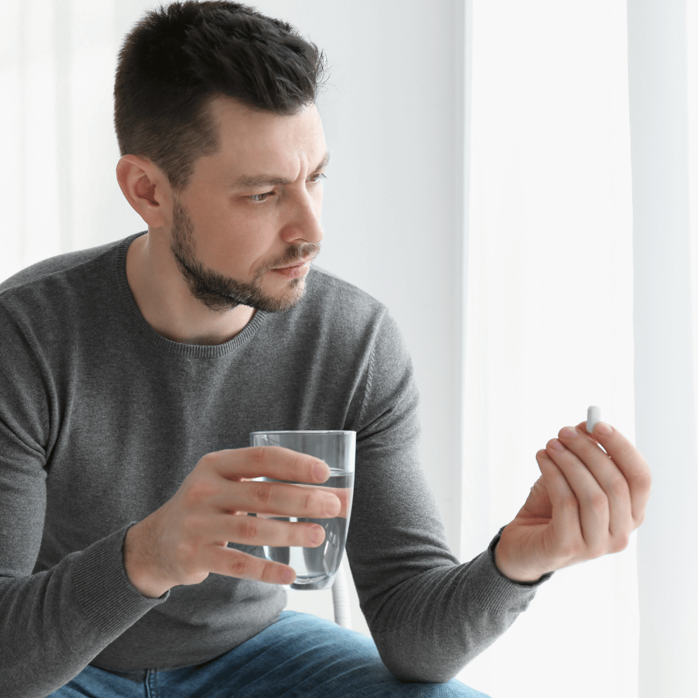 une personne prenant de l'Optizinc bulk