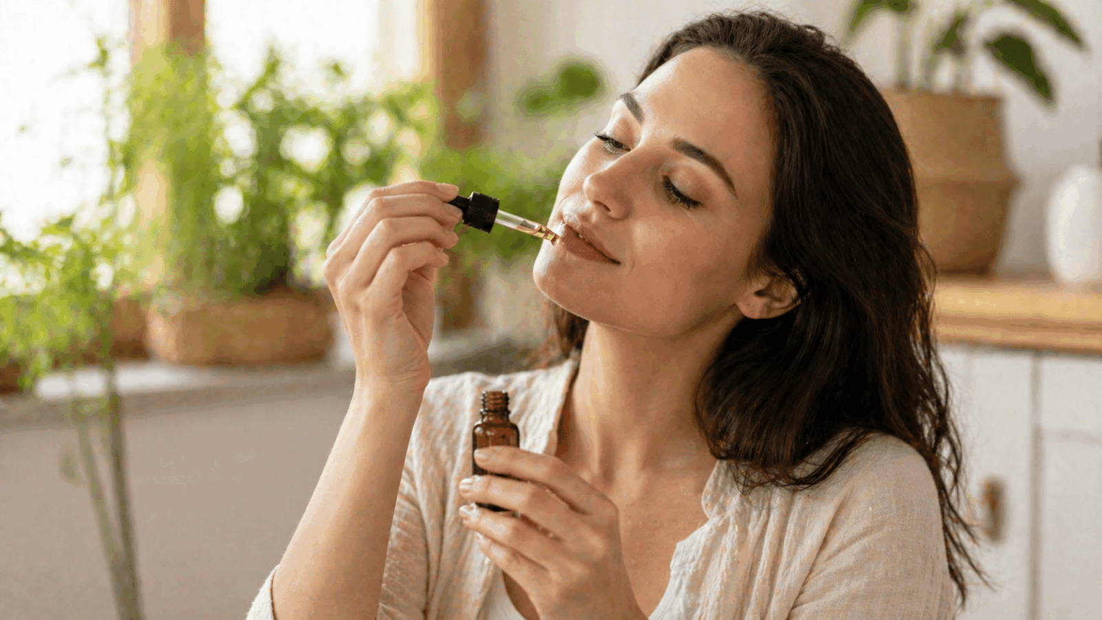 une personne prenant la fleur de bach