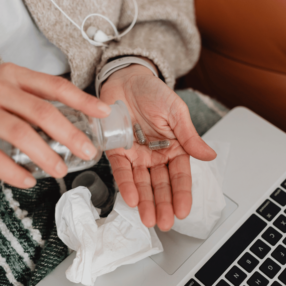 une personne prenant sa gélule d'ashwagandha KSM-66® bio aqeelab-nutrition