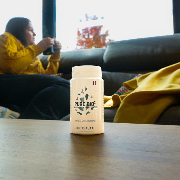 une personne prennat ses probiotiques et prébiotiques pure bio² nutripure