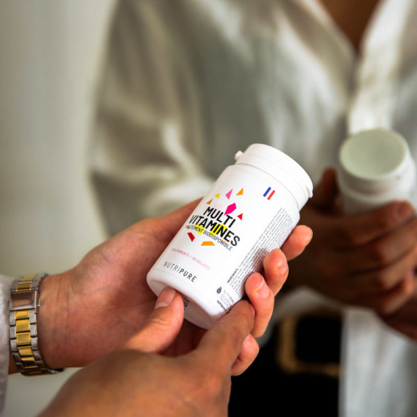 une personne tenant des multivitamines nutripure