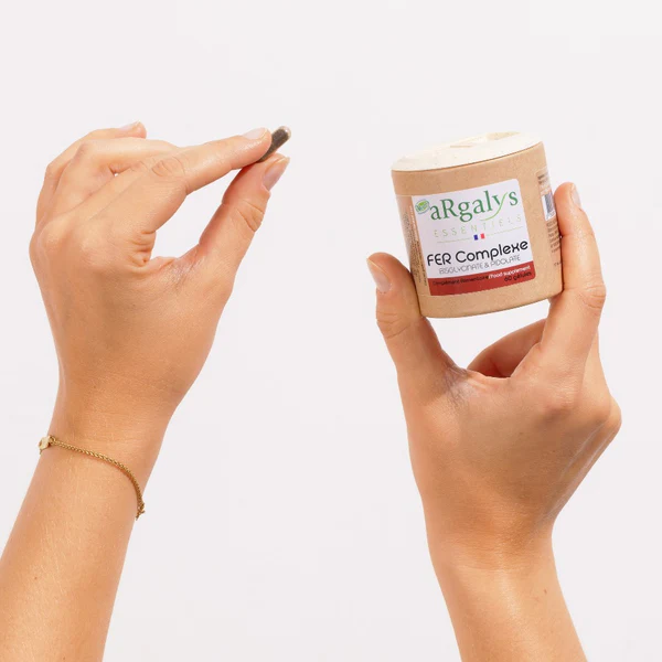 une personne tennat le complexe fer argalys