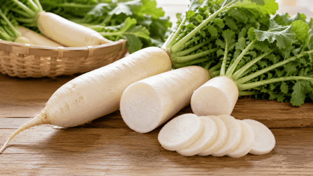 plusieurs radis blancs daikon frais posés sur une table en bois clair