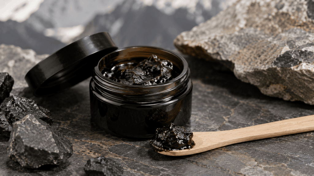 un petit pot en verre contenant de la résine de shilajit