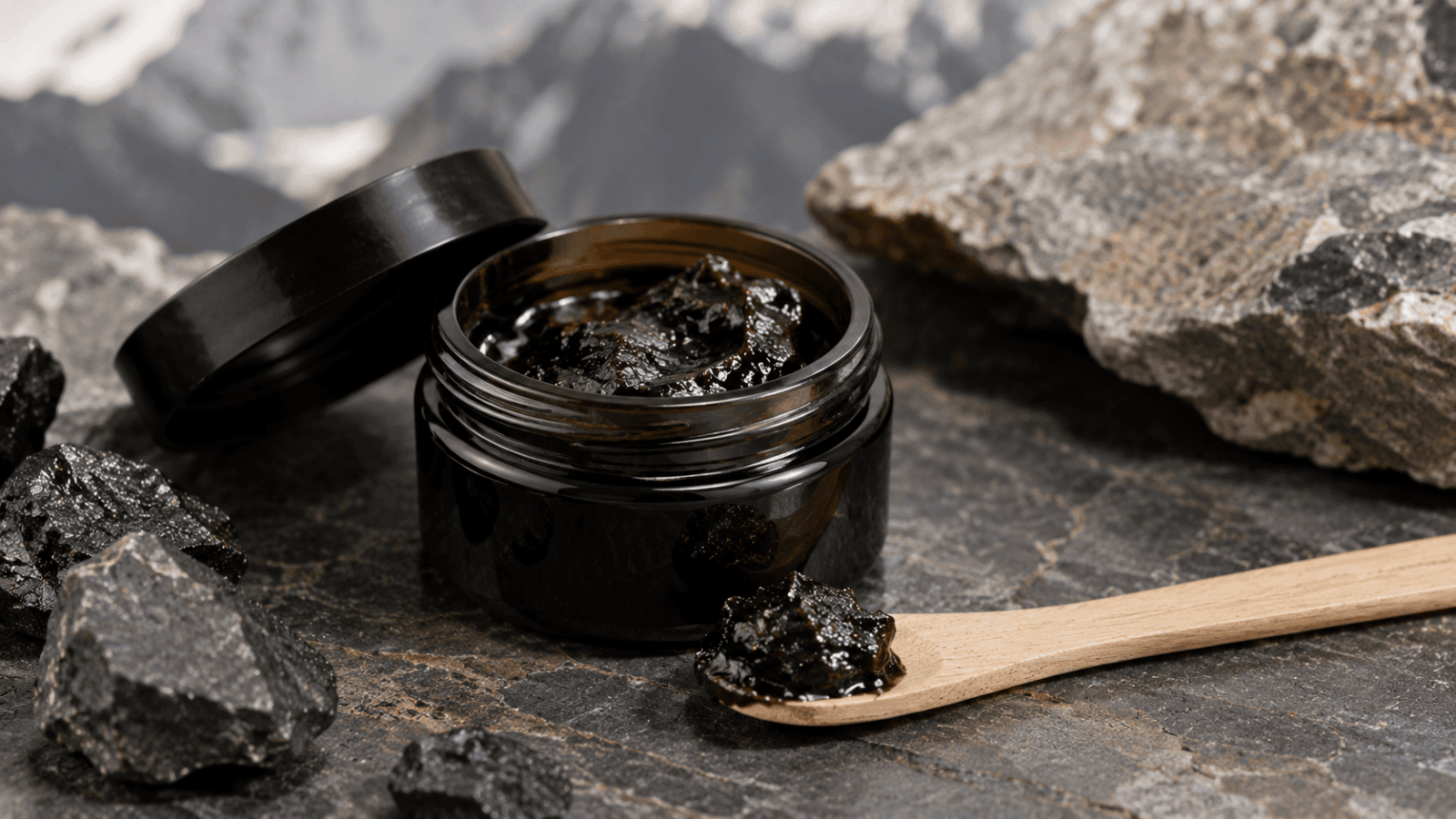 un petit pot en verre contenant de la résine de shilajit