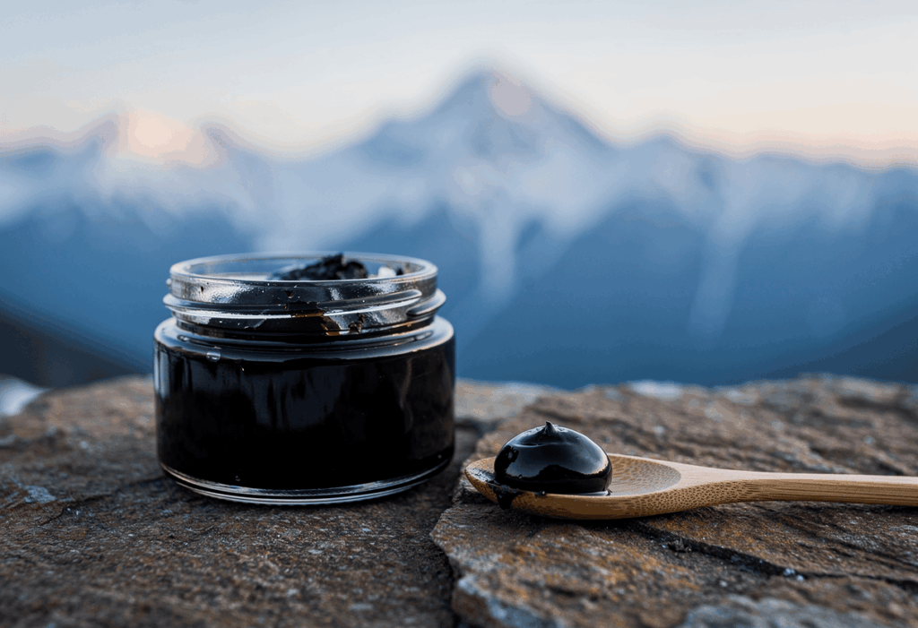 un pot en verre ouvert contenant une résine de shilajit noire et brillante 